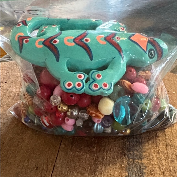 Vibrant Teal Lizard  with Bag Beads - Picture 5 of 5